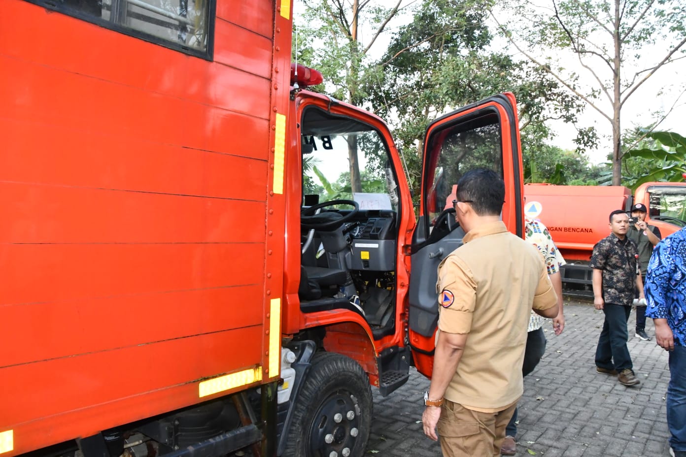Kepala BNPB Letjen TNI Suharyanto (baju cokelat) memeriksa kondisi mobil dapur umum di Gudang Logistik BNPB Sentul, Kabupaten Bogor, Jawa Barat pada Jumat (9/6)